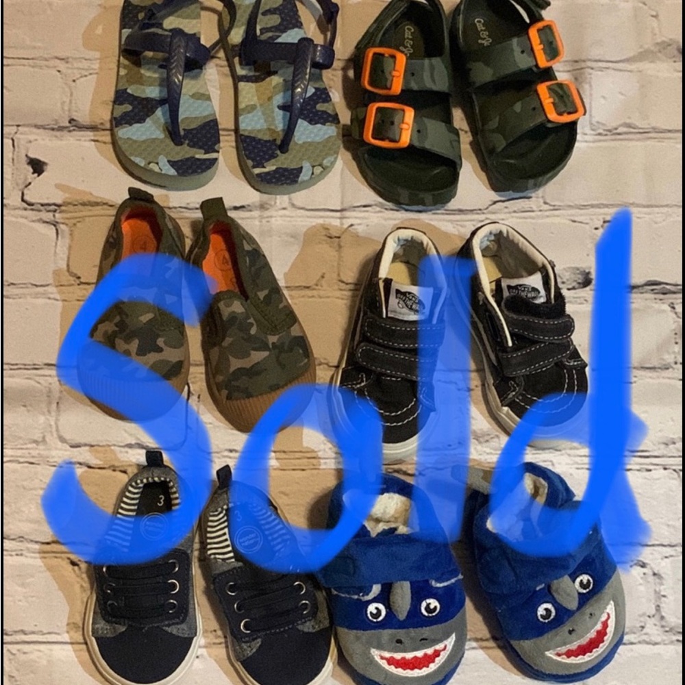 Lot of baby shoes